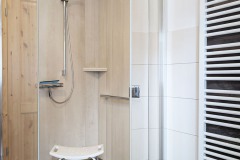 Dusche-mit-Hocker-und-Haltestange