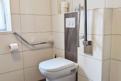 Toilette-mit-Haltegriffen
