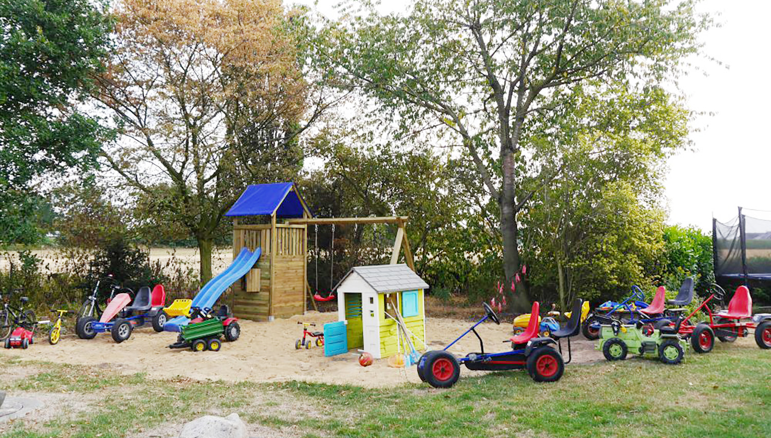 Spielplatz große ferienwohnung alfsee sielplatz rutsche schaukel Kettcar Trampolin